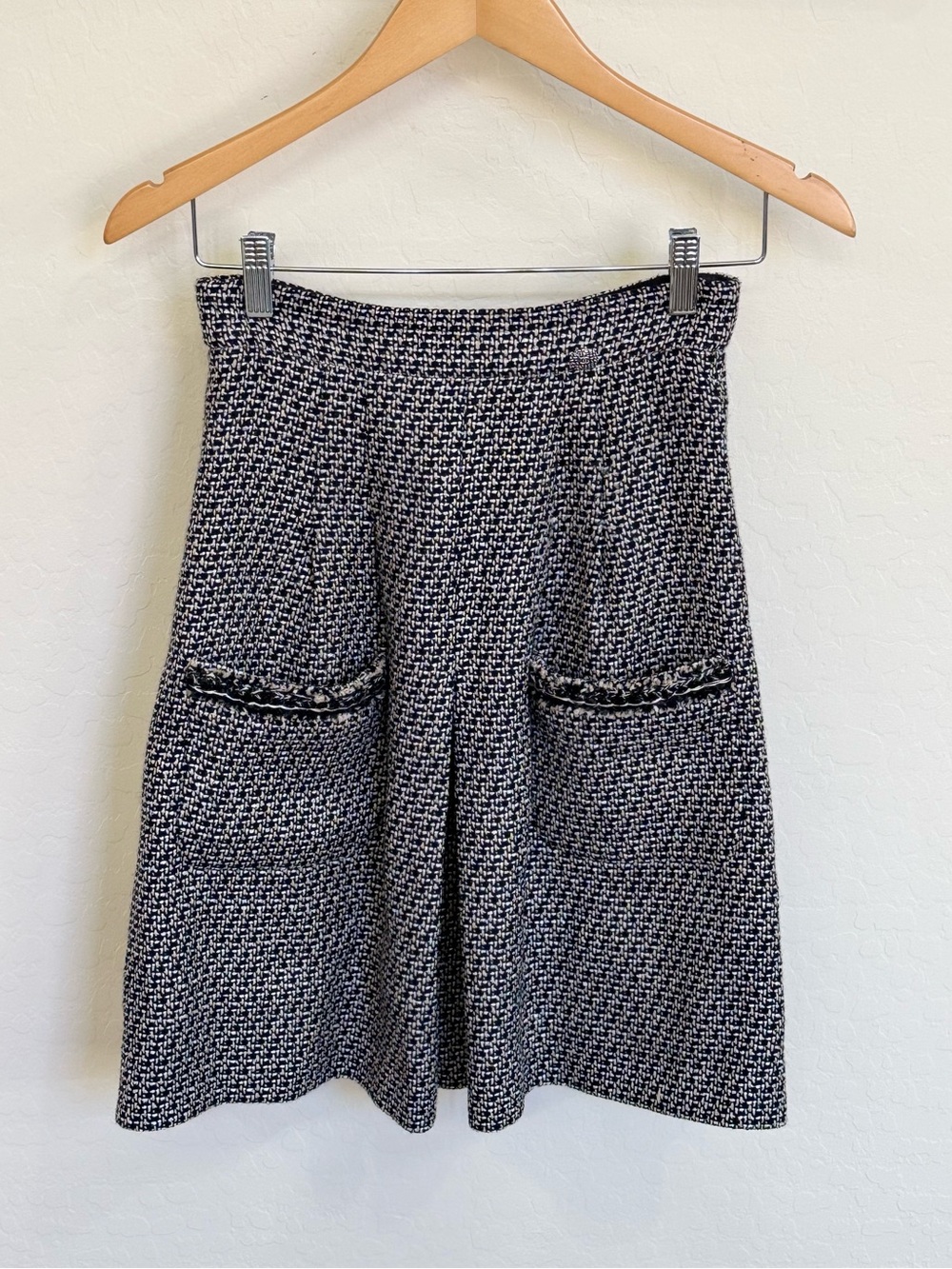 Authentic CHANEL Black White Tweed Mini Skirt Fringed Pockets FR 36 US 4